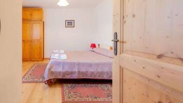 Strykjärn/strykbräda, wi-fi och sängkläder