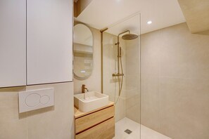 Haartrockner, Handtücher, Seife, Toilettenpapier