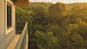 A balcony with a view of dense greenery and a clear sky. - Arambol Bliss Hote Apartments (Arambol)