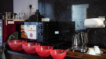 Lemari es besar, kompor, dan peralatan masak/sendok-piring