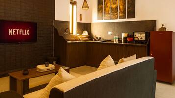 Departamento familiar, balcón, vista al jardín | Área de sala de estar