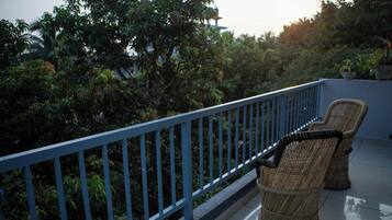 Apartemen Keluarga, balkon, pemandangan kebun | Teras/patio