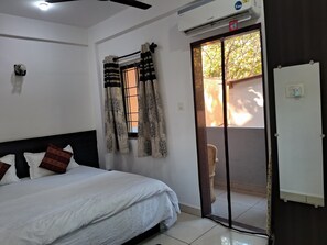 Cortinas blackout, tabla de planchar con plancha y wifi gratis 