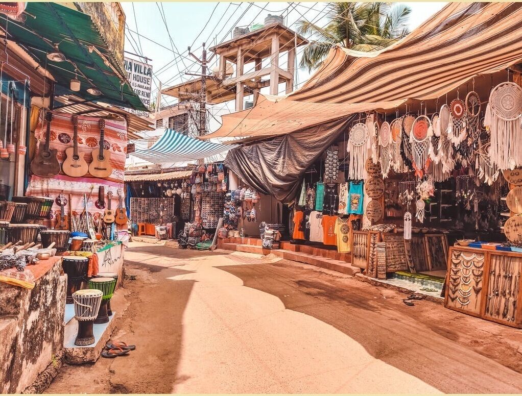 Um mercado de rua com diversos quiosques vendendo instrumentos musicais e artigos decorativos.