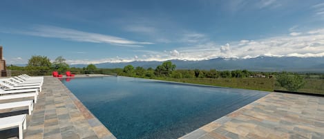 Una piscina al aire libre de temporada
