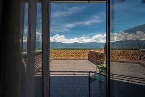 Egyptian cotton sheets, premium bedding, minibar, free WiFi - The Wine Station (Tsinandali)