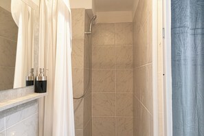 Basic Apartment | Bathroom | Shower, free toiletries, hair dryer, towels