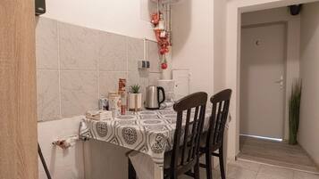Basic Apartment | Private kitchenette | Mini-fridge, microwave, stovetop