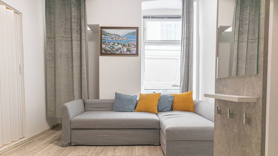 Elegant 3BR Apt Steps from Hauptbahnhof