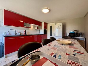 Fridge, microwave, oven, stovetop - Charming 3-Room House with Garden - Saint Pierre d'Oléron (Saint-Pierre-d'Oléron)