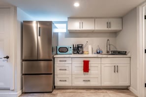 Refrigerador, microondas, cafetera y tetera y tostadora