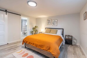4 bedrooms, desk, iron/ironing board, WiFi
