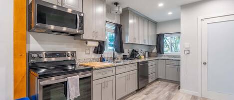 Een koelkast, een microgolfoven, een oven, een kookplaat