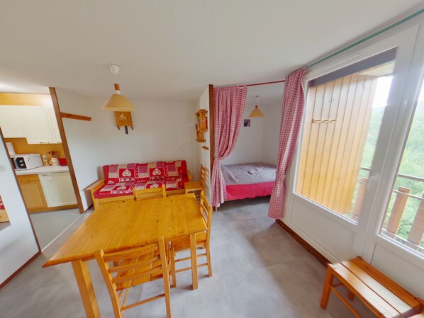 Room - Bright studio with loggia in Les Rousses (Les Rousses)