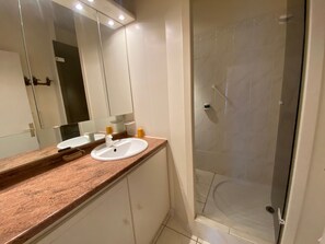 Bathroom - 3-Bedroom Apt in Arcachon - Sea View - Parking (Arcachon)
