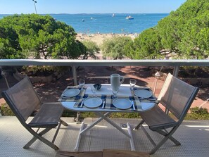 Outdoor dining - 3-Bedroom Apt in Arcachon - Sea View - Parking (Arcachon)