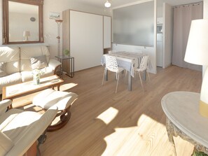 TV - Spacious studio for 4 facing beach with balcony (Les Sables-d'Olonne)
