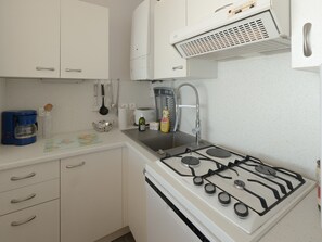 Geladeira, micro-ondas, cooktop, lava-louças