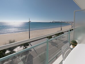 A balcony with a view of the beach and ocean. - Spacious studio for 4 facing beach with balcony (Les Sables-d'Olonne)