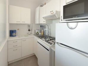 Fridge, microwave, stovetop, dishwasher - Spacious studio for 4 facing beach with balcony (Les Sables-d'Olonne)
