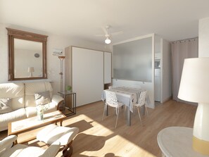 TV - Spacious studio for 4 facing beach with balcony (Les Sables-d'Olonne)