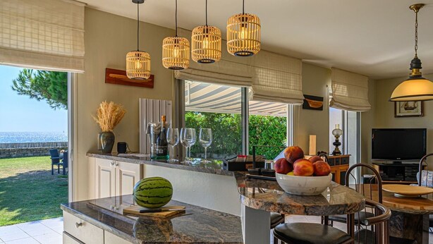 A modern kitchen with a large island, pendant lights, and a view of the outdoors. - Holiday home 4 ppl - Sea view & beach access - Sarzeau (Sarzeau)