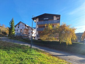 Exterior - Cozy T2 with fireplace, balcony, and parking in Les Gets (Les Gets)