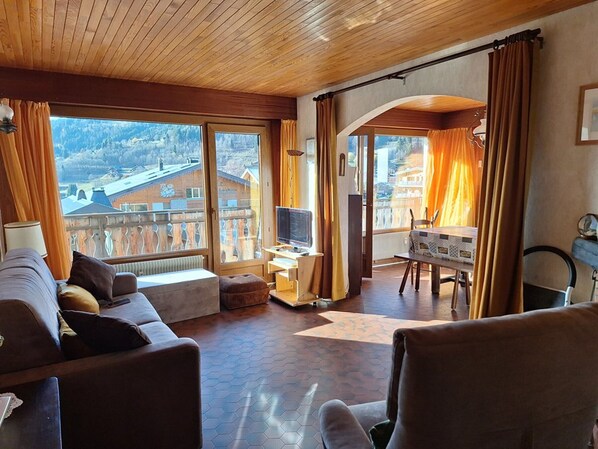 TV - Cozy T2 with fireplace, balcony, and parking in Les Gets (Les Gets)