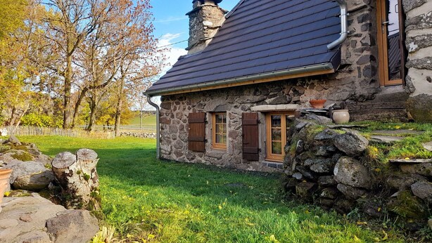 A stone house with a dark roof, wooden shutters, and a stone chimney. - Renovated cottage for 4 pers. with equine accommodation, Saint-Front (Saint-Front)