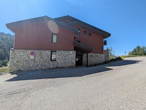 Exterior - Bright apartment near slopes, pool access, pets allowed (La Plagne 1800)