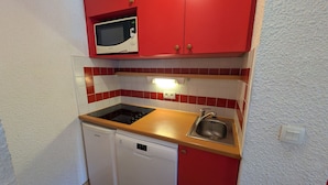 Coffee/tea maker, fridge, microwave, dishwasher - Bright apartment near slopes, pool access, pets allowed (La Plagne 1800)