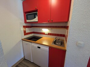 Cafetière/bouilloire, réfrigérateur, micro-ondes, lave-vaisselle