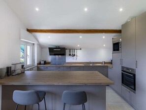 Kühlschrank, Mikrowelle, Herdplatte, Wasserkocher mit Kaffee-/Teezubehör