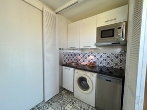Fridge, oven, dishwasher, coffee/tea maker - Modern apartment in Royan with ocean view (Royan)