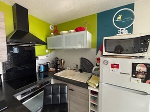 Mikrowelle, Wasserkocher mit Kaffee-/Teezubehör, Toaster