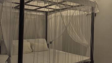 2 quartos, escrivaninha, ferros/tábuas de passar roupa