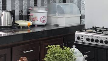 Geladeira, fogão, cooktop, chaleira elétrica