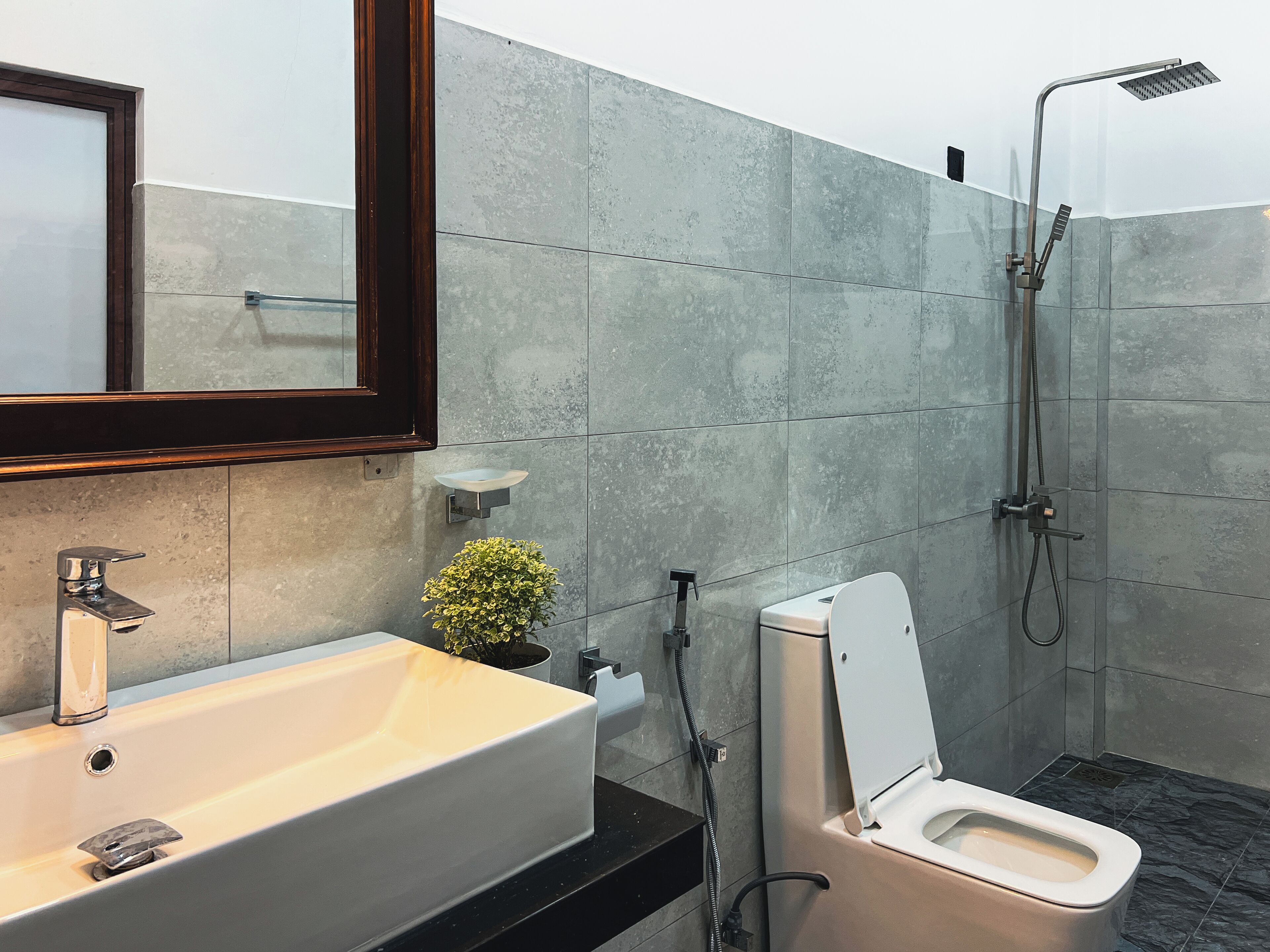 Een bidet, handdoeken, zeep, shampoo