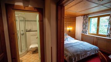 Classic-Doppelzimmer, Bergblick | Zimmersafe, Schreibtisch, laptopgeeigneter Arbeitsplatz