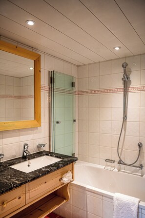 Comfort Double Room, Mountain View | In-room safe, desk, laptop workspace, free WiFi - die AlpenRose (Lech am Arlberg)