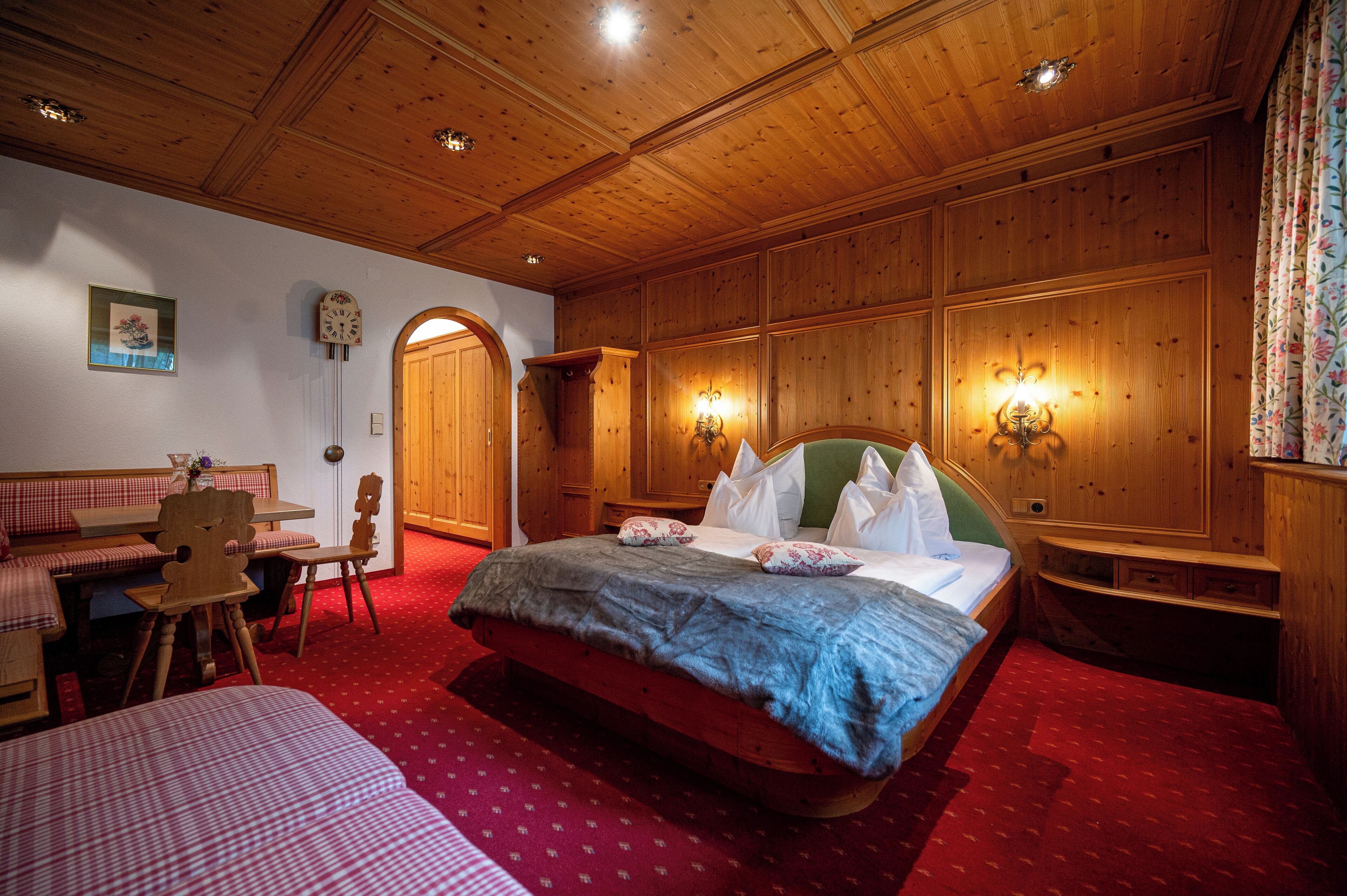 Caja de seguridad en la habitación y escritorio 