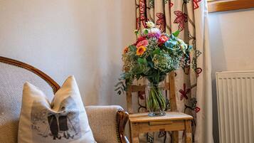 Familien-Suite, Bergblick | Zimmersafe, Schreibtisch, laptopgeeigneter Arbeitsplatz