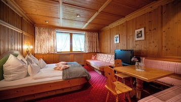 Superior-Doppelzimmer, Bergblick | Zimmersafe, Schreibtisch, laptopgeeigneter Arbeitsplatz