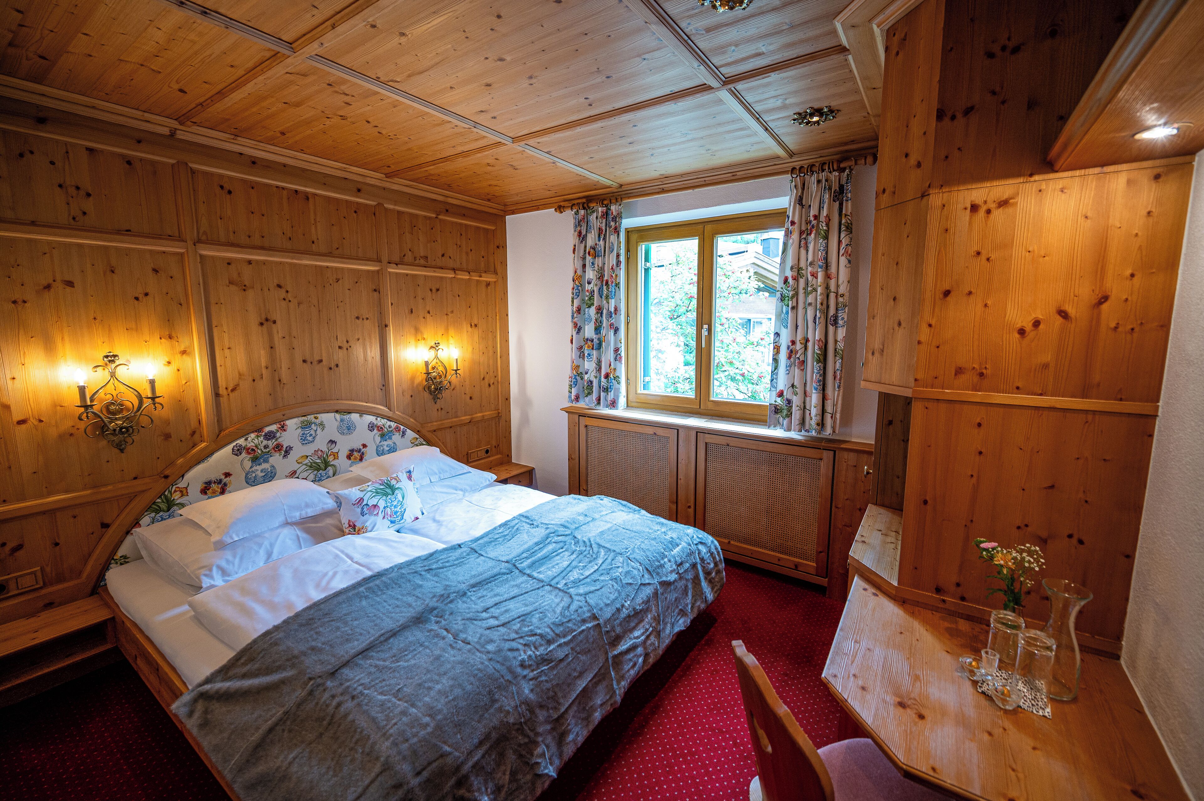 Caja de seguridad en la habitación y escritorio 