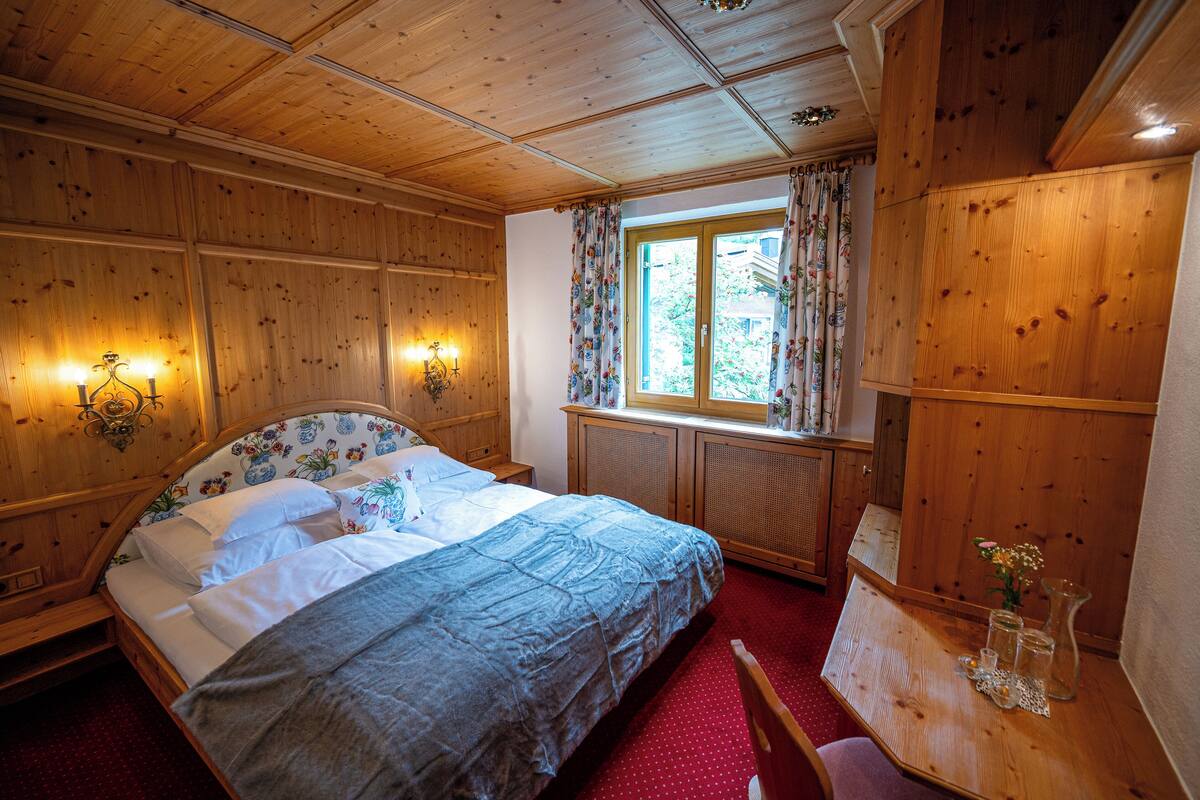 Habitación doble clásica, vista a la montaña | Caja de seguridad en la habitación y escritorio