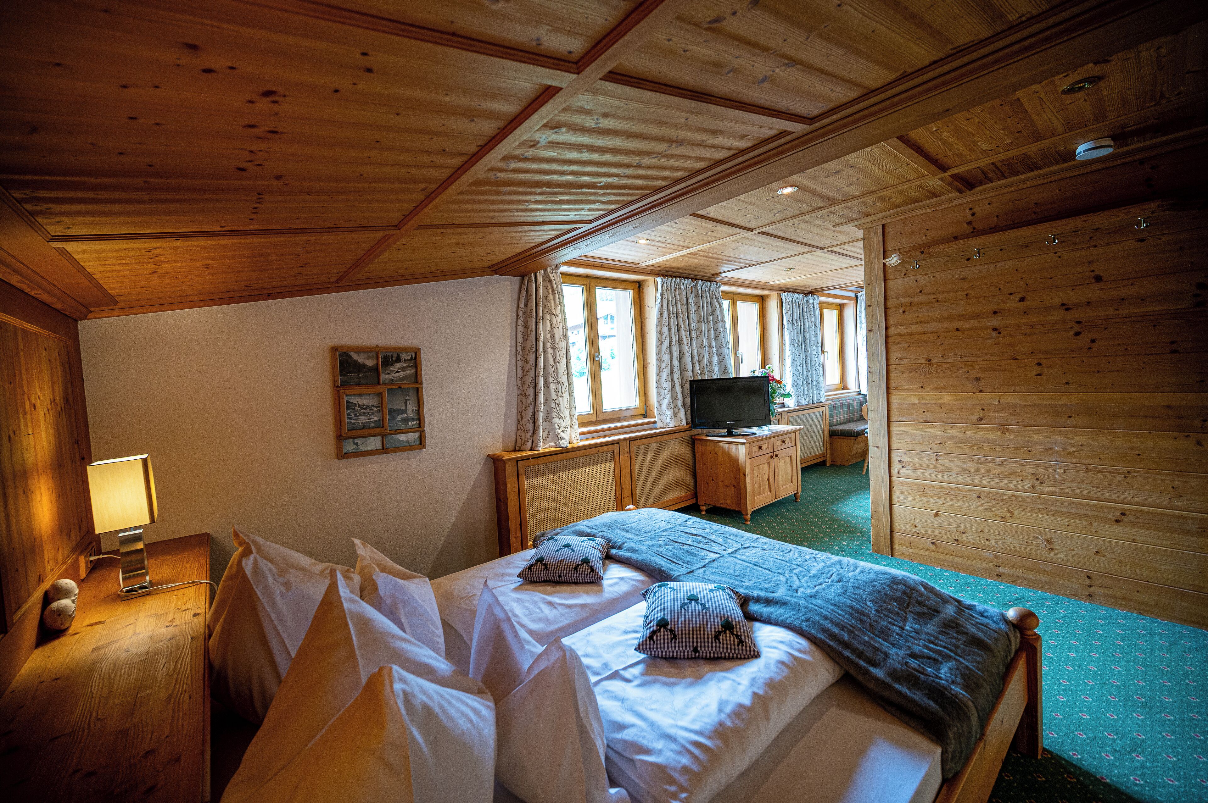 Phòng Suite, bếp nhỏ, quang cảnh núi | Két bảo mật tại phòng, bàn, khu vực làm việc phù hợp cho laptop 