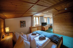 套房, 小廚, 山景 | 房內夾萬、書桌、手提電腦工作空間、免費 Wi-Fi