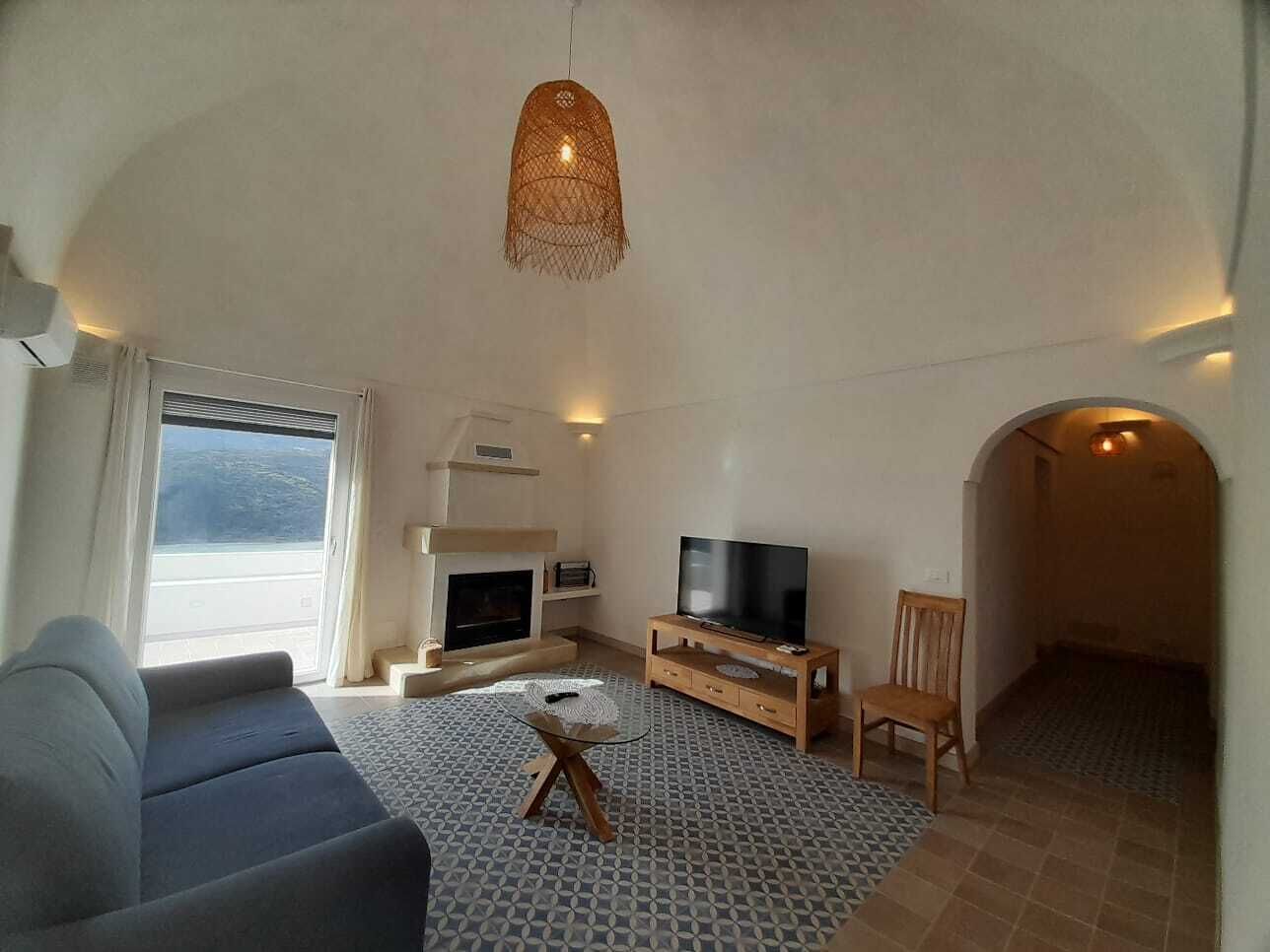 Una televisión, una chimenea