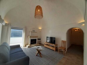 TV, fireplace - Dammuso Mirror of Heaven (Pantelleria)