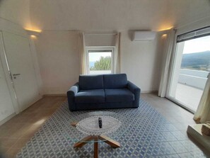 Televisión y chimenea 